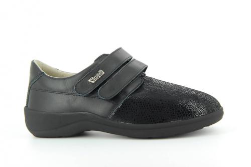 Variable volume therapeutic footwear Stretch