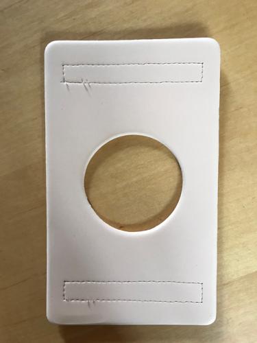 Front plate for abdominal support belt for ostomy