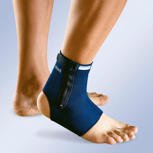 Ankle support with lateral zip closure