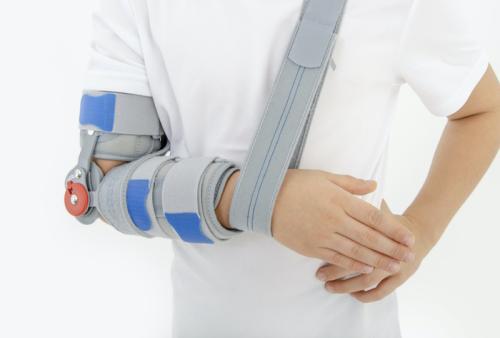 Orthèse-attelle de coude articulée sans main avec support de bras pédiatrique