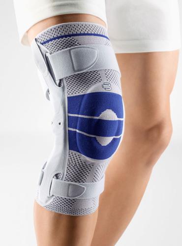 GenuTrain&#x000000ae; S Pro Kniebandage met instelbare kniescharnieren voor zijdelingse stabilisatie